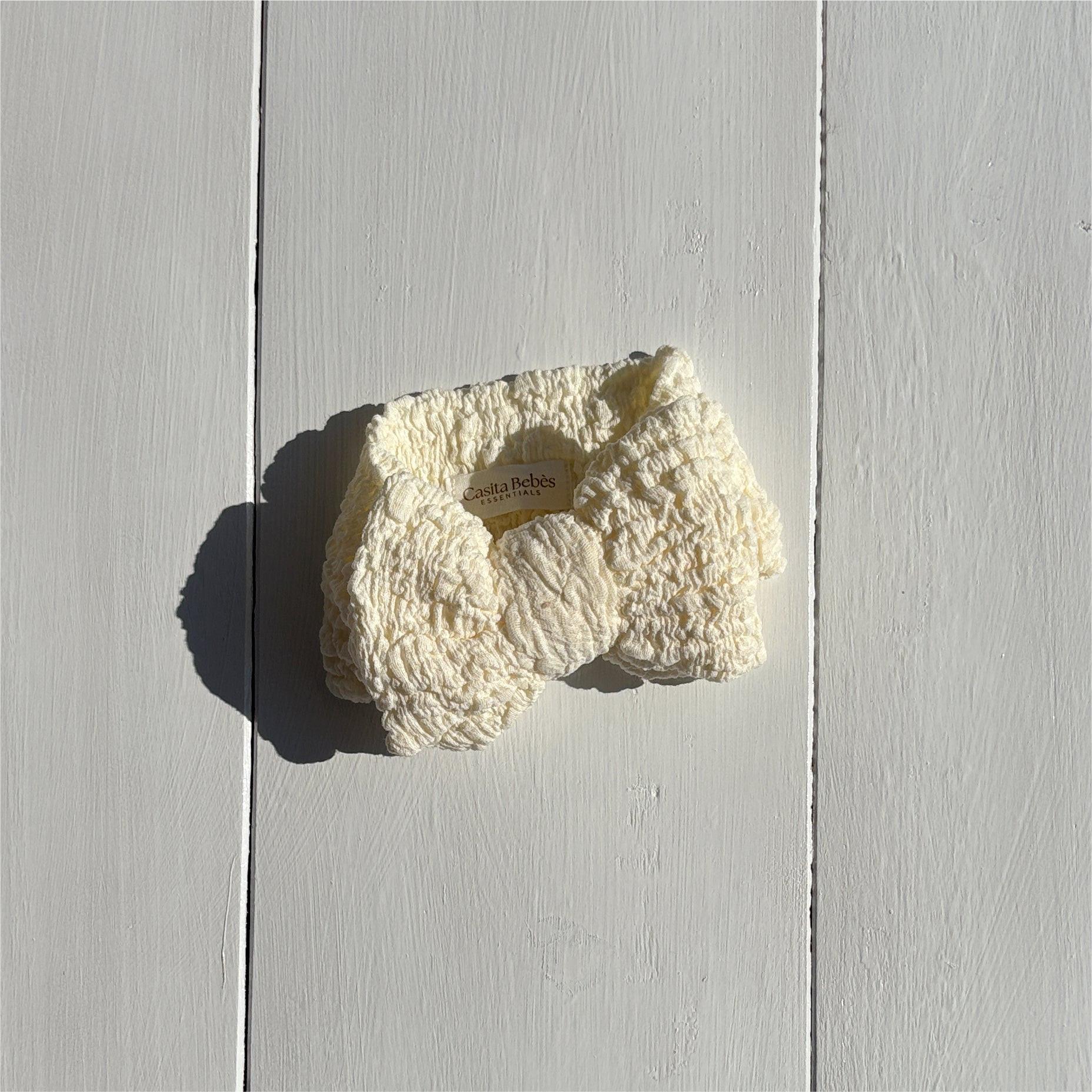 Essentīals Textured Bow